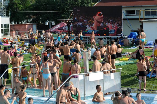 Szegedi szurkolók a strandon