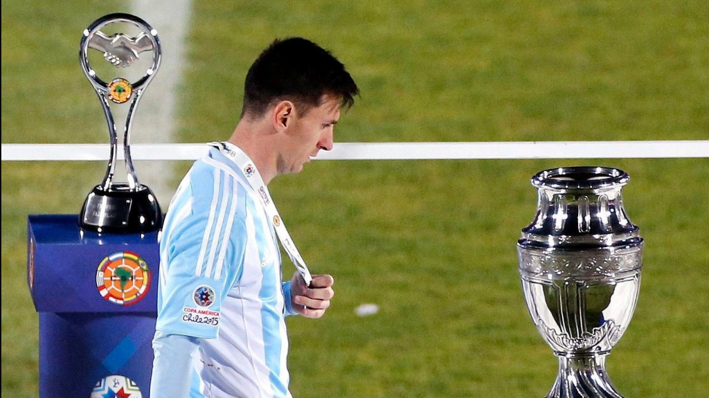 Lionel Messi a 2015-ös Copa America elvesztett döntője után - fotó: MTI/EPA/Juan Carlos Cardenas