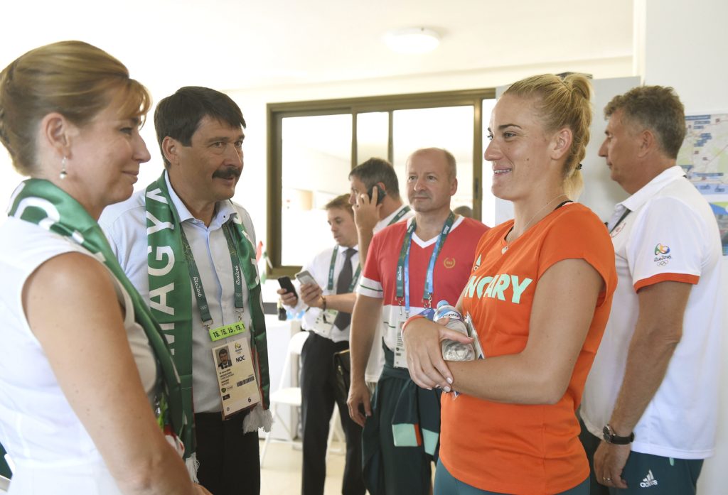 Rio de Janeiro, 2016. augusztus 6. Áder János köztársasági elnök (b2) és felesége, Herczegh Anita (b) Babos Tímea teniszezõvel beszélget a Rio de Janeiró-i olimpiai faluban, a magyarok csapatirodájában 2016. augusztus 6-án. A háttérben Simicskó istván honvédelmi miniszter (j3) és Szabó Bence, a Magyar Olimpiai Bizottság (MOB) fõtitkára (j). MTI Fotó: Bruzák Noémi