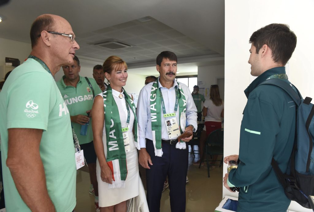 Rio de Janeiro, 2016. augusztus 6. Áder János köztársasági elnök (k) és felesége, Herczegh Anita (b3) Péni István sportlövõvel (j) beszélget a Rio de Janeiró-i olimpiai faluban, a magyarok csapatirodájában 2016. augusztus 6-án. Balról Tóth József csapatirodai munkatárs és Fábián László, a Magyar Olimpiai Bizottság (MOB)riói csapatvezetõje (b2). MTI Fotó: Bruzák Noémi