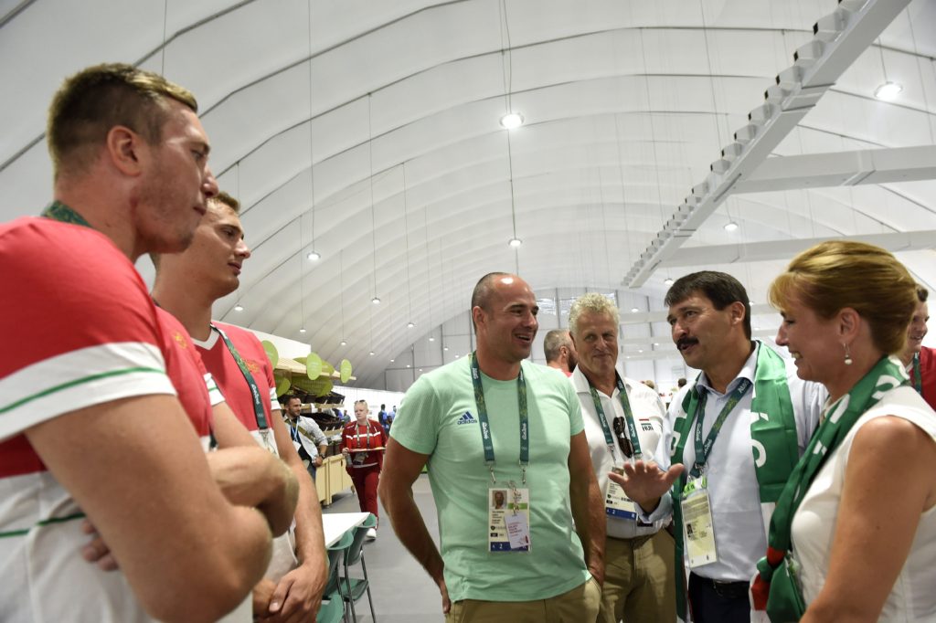 Rio de Janeiro, 2016. augusztus 6. Áder János köztársasági elnök (j2) és felesége, Herczegh Anita (j) Benedek Tiborral, a vízilabdázók szövetségi kapitányával (k) és vízilabda-válogatott tagjaival beszélget a Rio de Janeiró-i olimpiai falu éttermében 2016. augusztus 6-án. A háttérben Gerendás György másodedzõ (j3). MTI Fotó: Bruzák Noémi