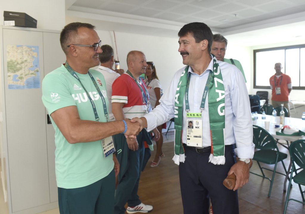 Rio de Janeiro, 2016. augusztus 6. Áder János köztársasági elnök (k) és Borkai Zsolt, a Magyar Olimpiai Bizottság (MOB) elnöke kezet fog a Rio de Janeiró-i olimpiai faluban, a magyarok csapatirodájában 2016. augusztus 6-án. Mögöttük Simicskó István honvédelmi miniszter (b2) és Fábián László, a Magyar Olimpiai Bizottság (MOB) riói csapatvezetõje (takarva j). MTI Fotó: Bruzák Noémi