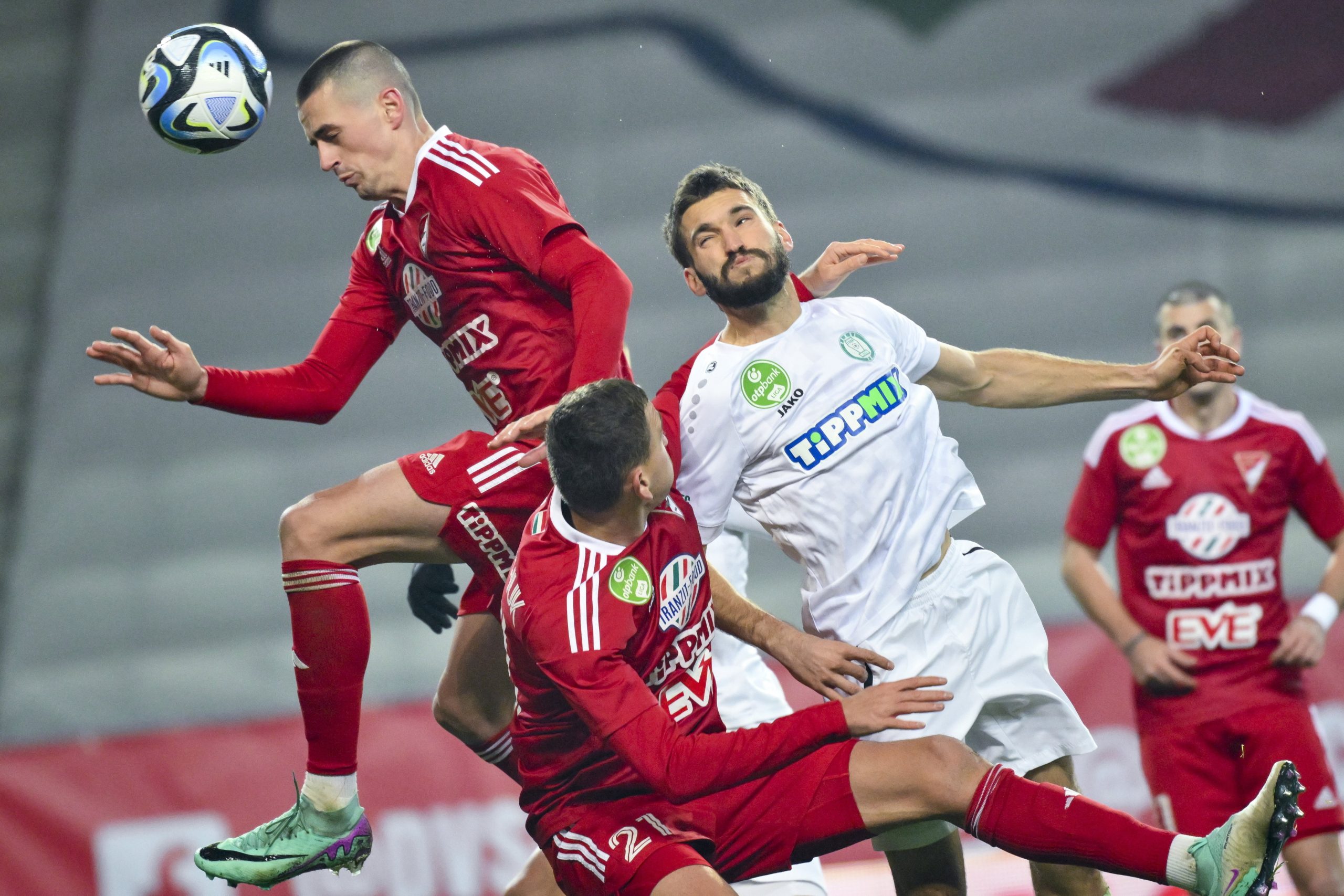 kikapott debrecenben igy nem ugrott elre a paks scaled