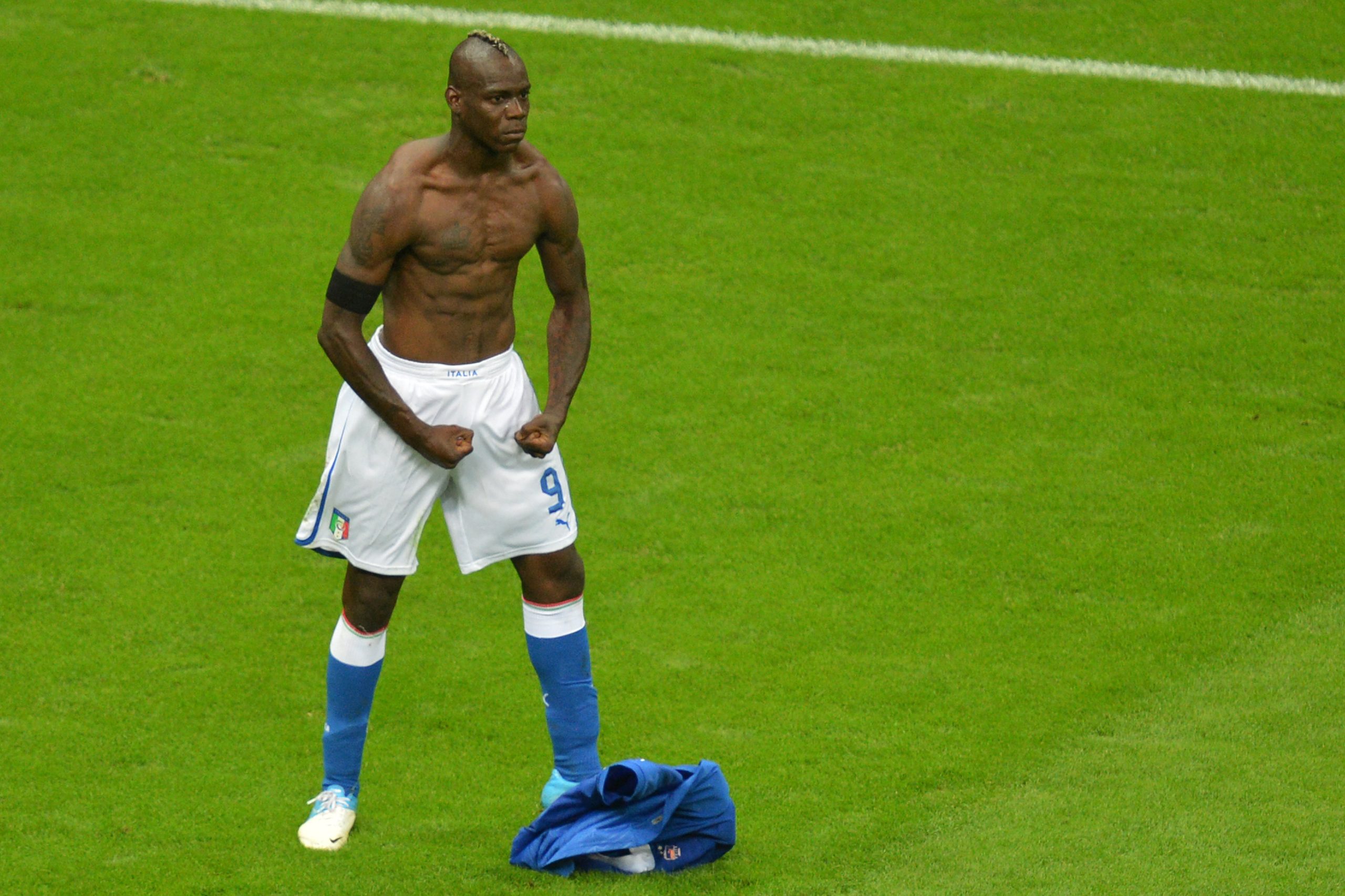 mario balotelli csunyan osszetorte autojat utana nem volt hajlando megfujni a szondat scaled