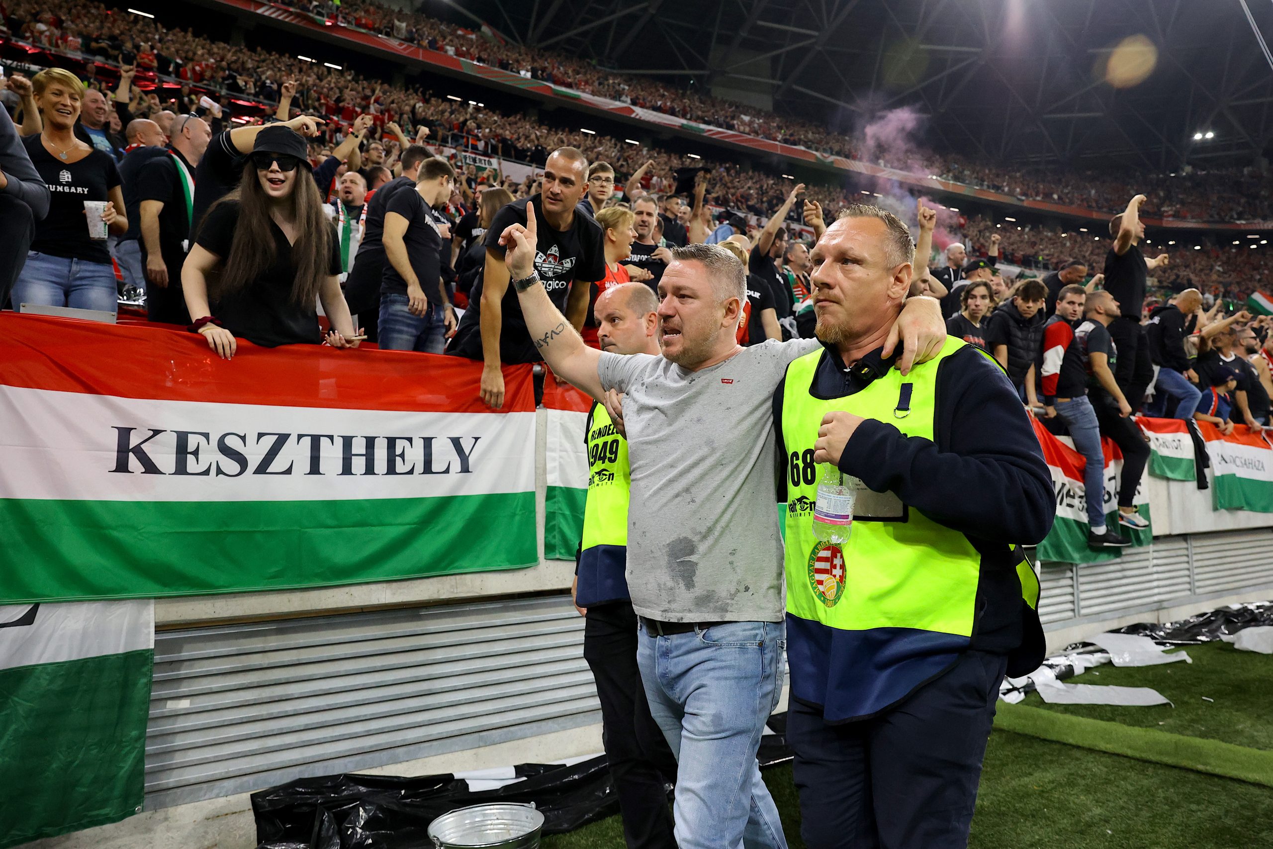 negy konzul segiti a szurkolokat szofiaban scaled