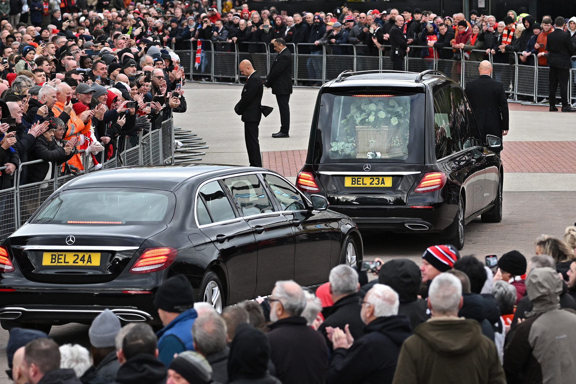 Több tizezren nézték az út két oldalán a temetési menetet