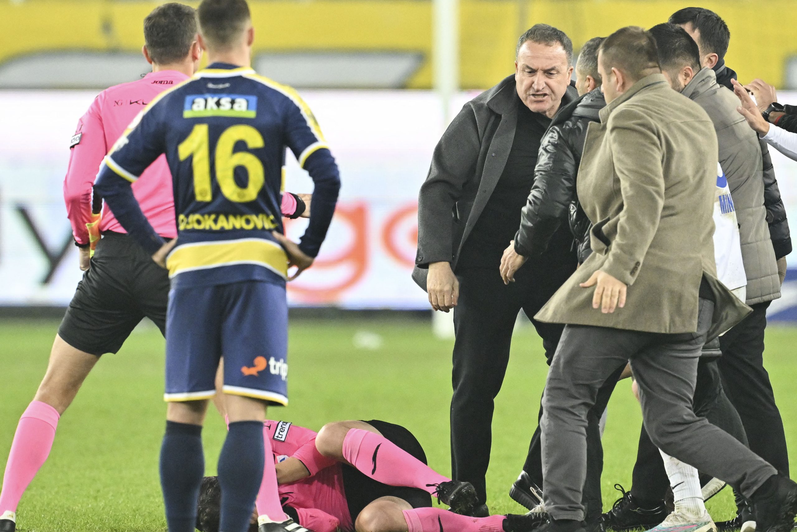 sulyos buntetes dontottek a torok focibirot kegyetlenul megvero klubelnok sorsarol scaled