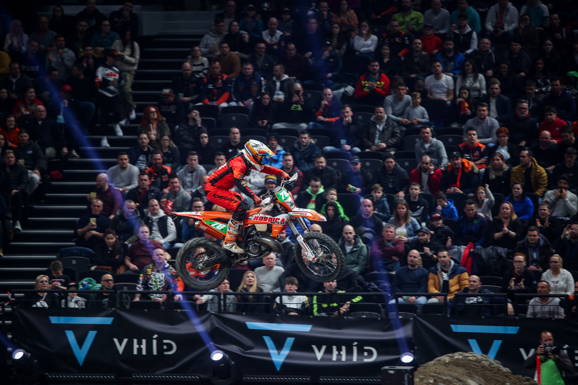 Liszka Roland, a levegő akrobatájaként a SuperEnduro GP motoros világbajnoki versenysorozat magyarországi állomásán a budapesti MVM Dome sportcsarnokban