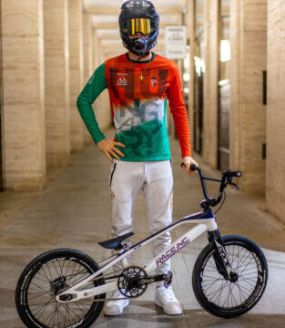 magyar valogatottkent folytatja a tobbszoros vb dontos kohler timon