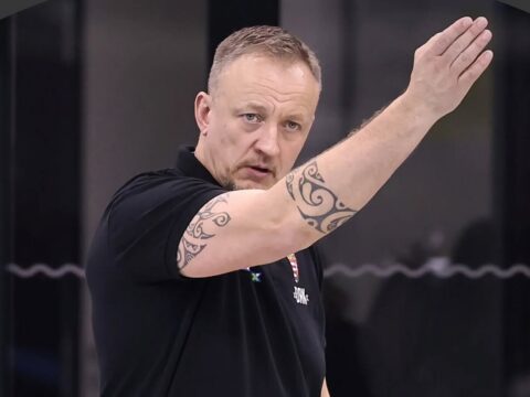 meg kell vizsgalni ki hogyan tud illeszkedni a csapategyseghez