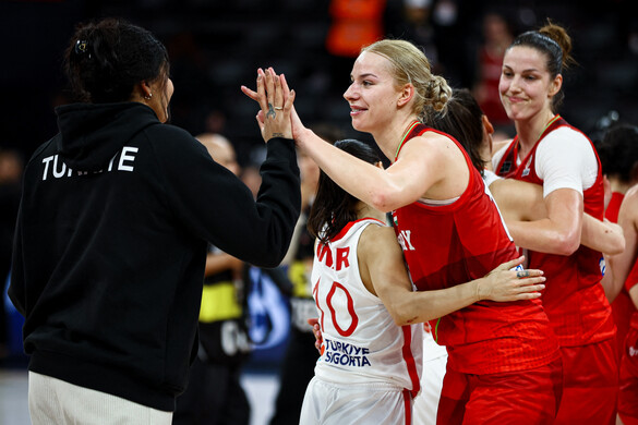 A török kosárdöntő küszöbén Juhász Dorka és csapata A török kosárdöntő küszöbén Juhász Dorka és csapata