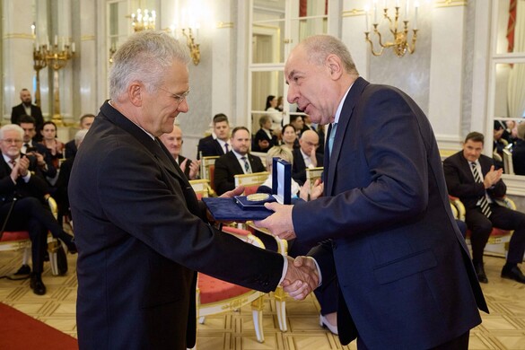 Sulyok Tamás kitüntette Bölöni Lászlót