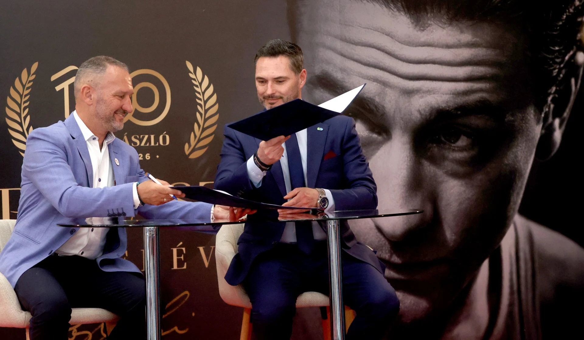 Szerződés a Prividenttel, az UNIQA-val és a szerb szövetsélggel.