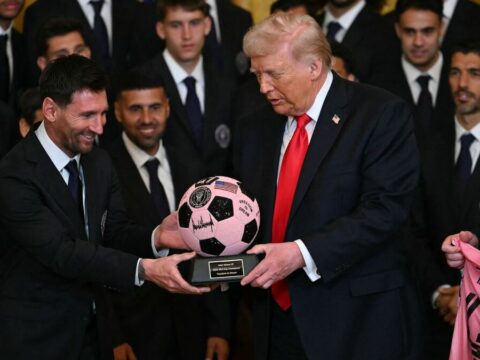 messi hiaba ajandekozta meg trumpot nem dontotte el a minden idok legjobbja vitat