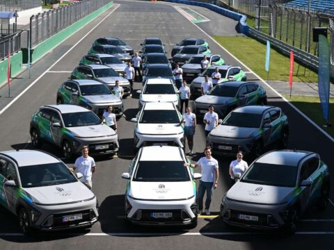 12 sportag 21 leendo olimpikonja kapott autot a los angeles i felkeszules jegyeben