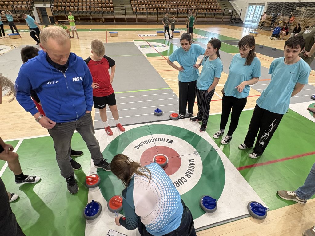 Történelmi pillanat Győrben – Nagy sikerrel debütált az Országos Floor Curling Diákolimpia