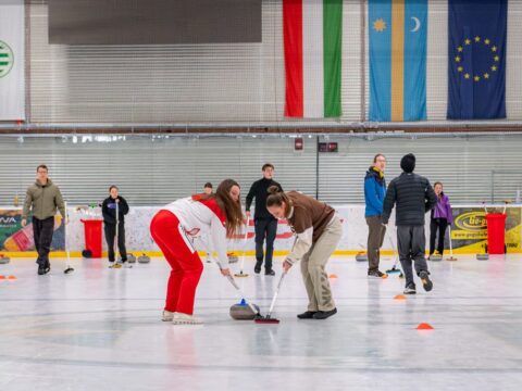 Rekordlétszám és kiélezett küzdelmek a 2026-os Curling MEFOB-on Győrben 1 Rekordlétszám és kiélezett küzdelmek a 2026-os Curling MEFOB-on Győrben