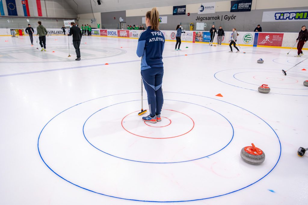 Rekordlétszám és kiélezett küzdelmek a 2026-os Curling MEFOB-on Győrben