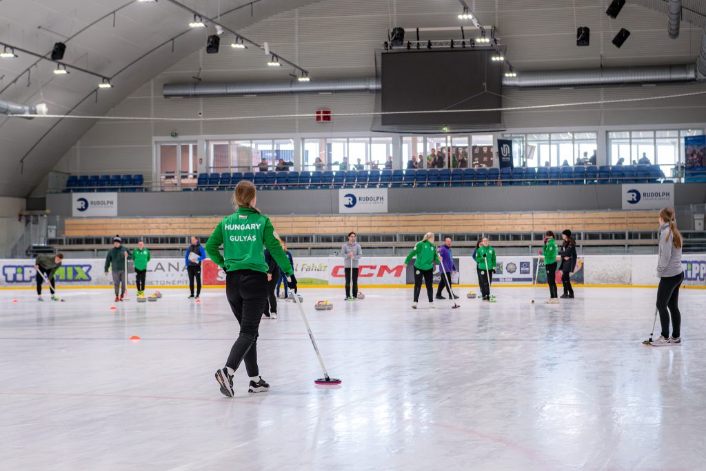 Rekordlétszám és kiélezett küzdelmek a 2026-os Curling MEFOB-on Győrben