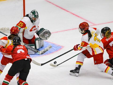 a noi jegkorong valogatott negy gollal legyozte kinat