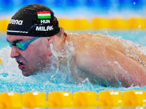 milak kristof a vilag idei legjobbjaval nyert 100 meter pillangon