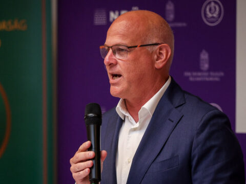 Kiáll az elnökség a kajak-kenu szövetség elnöke mellett