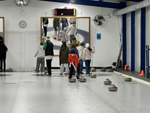 Tovább a jégen: folytatódott az Új Budai Alma Mater diákjainak curling oktatása
