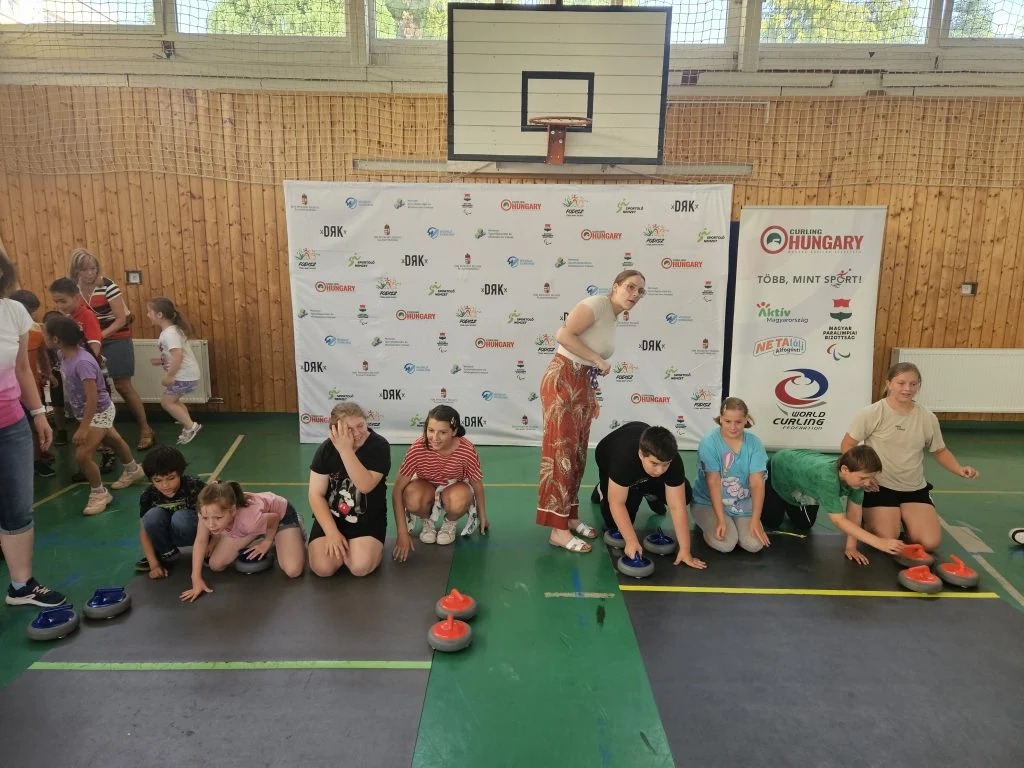 Floor curling bemutató Kaposváron a Több, mint Sport program keretében Floor curling bemutató Kaposváron a Több, mint Sport program keretében