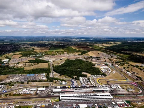 A szurkolók már a pénteki szabadedzéseken is nagy számban töltötték meg a Hungaroring lelátóit.