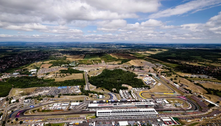 A szurkolók már a pénteki szabadedzéseken is nagy számban töltötték meg a Hungaroring lelátóit. A szurkolók már a pénteki szabadedzéseken is nagy számban töltötték meg a Hungaroring lelátóit.