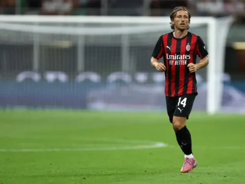 Luka Modrić még egy évig az AC Milan játékosa marad