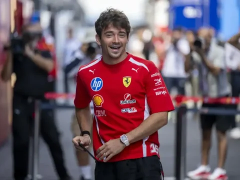 Gulyás Michelle a Magyar Nagydíjon szurkol a Ferrari pilótájának