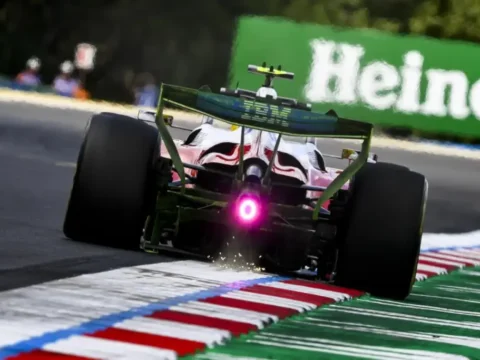 Lewis Hamilton végzett az élen a Magyar Nagydíj második szabadedzésén