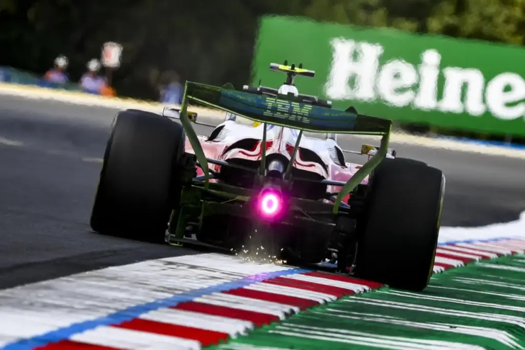 Lewis Hamilton végzett az élen a Magyar Nagydíj második szabadedzésén Lewis Hamilton végzett az élen a Magyar Nagydíj második szabadedzésén