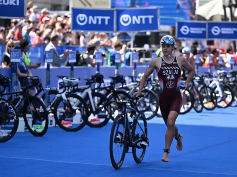 Világbajnoki ezüstérmes a magyar vegyes triatlon váltó