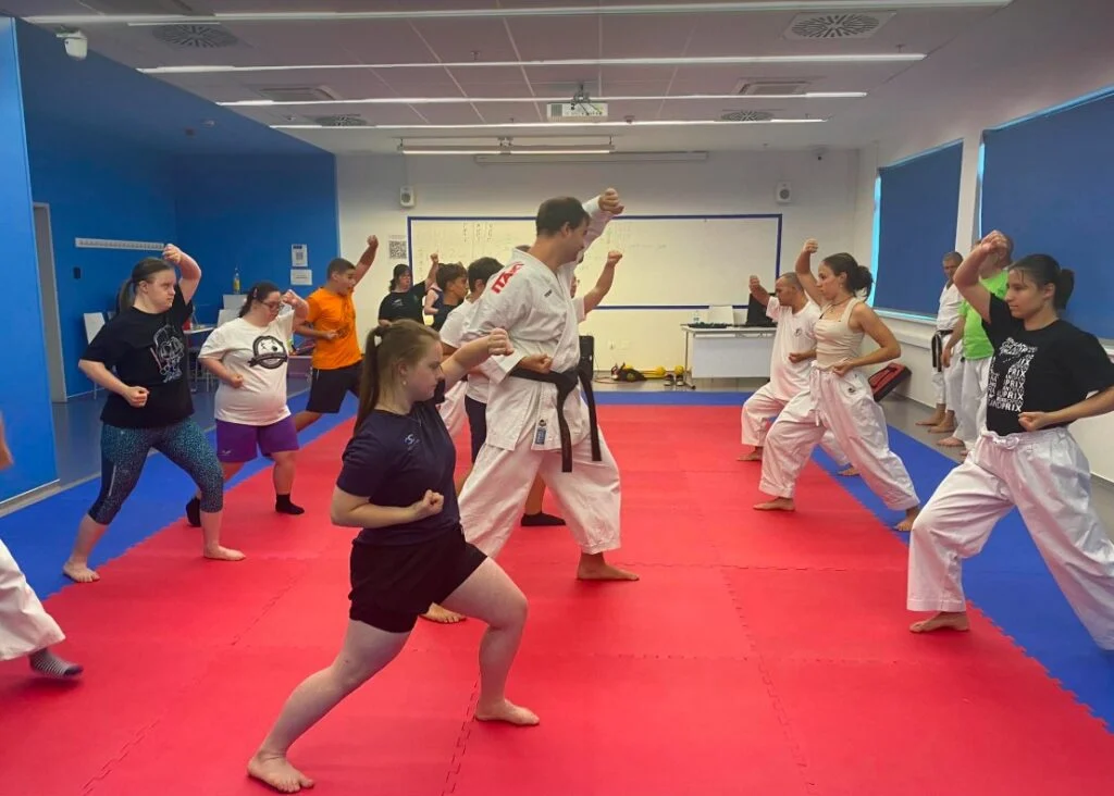 Bajnokok a tatamin és azon túl: Nemzetközi para-karate tábort rendezett a TFSE Bajnokok a tatamin és azon túl: Nemzetközi para-karate tábort rendezett a TFSE
