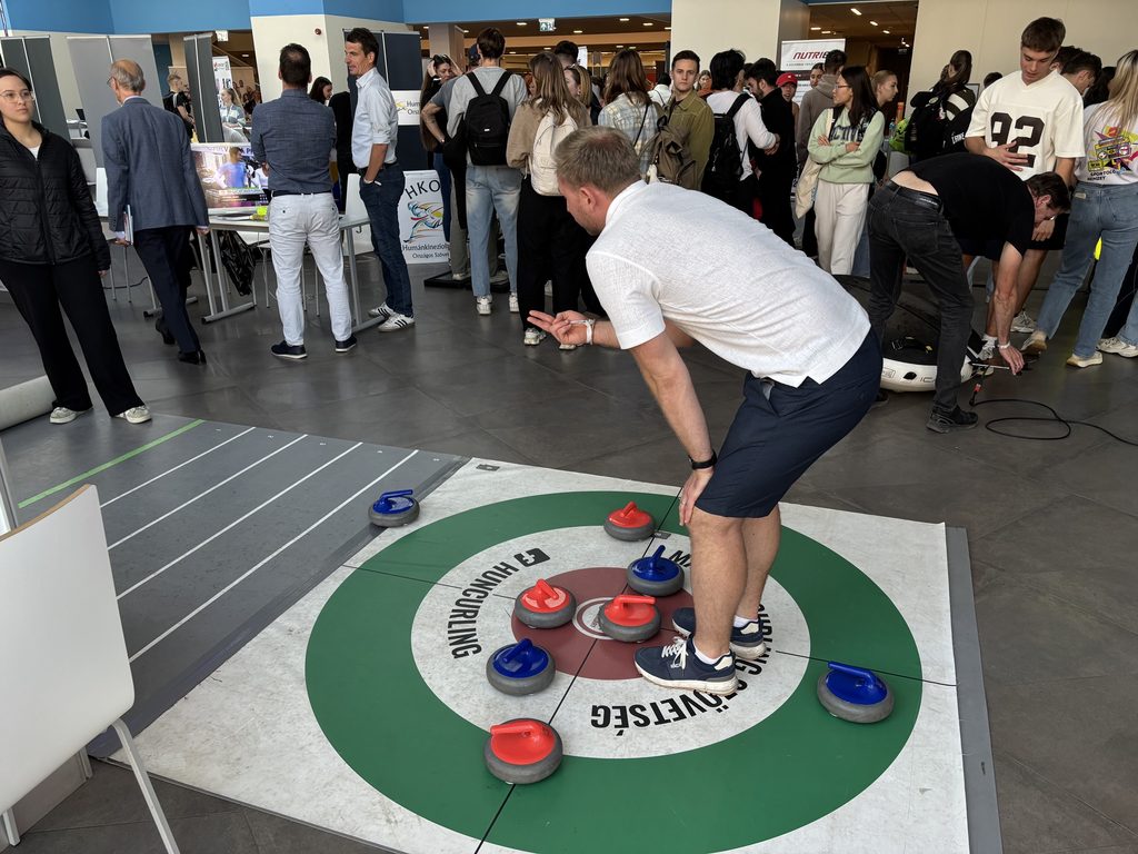 A floor curling is bemutatkozott a IX. Netrisk Sport és Innováció Konferencián A floor curling is bemutatkozott a IX. Netrisk Sport és Innováció Konferencián