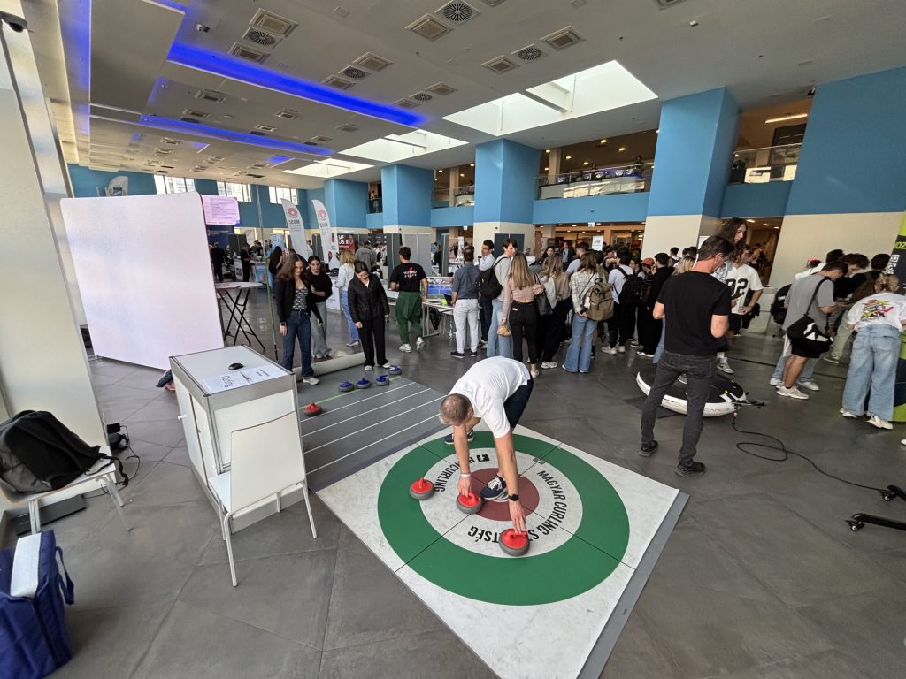 A floor curling is bemutatkozott a IX. Netrisk Sport és Innováció Konferencián A floor curling is bemutatkozott a IX. Netrisk Sport és Innováció Konferencián
